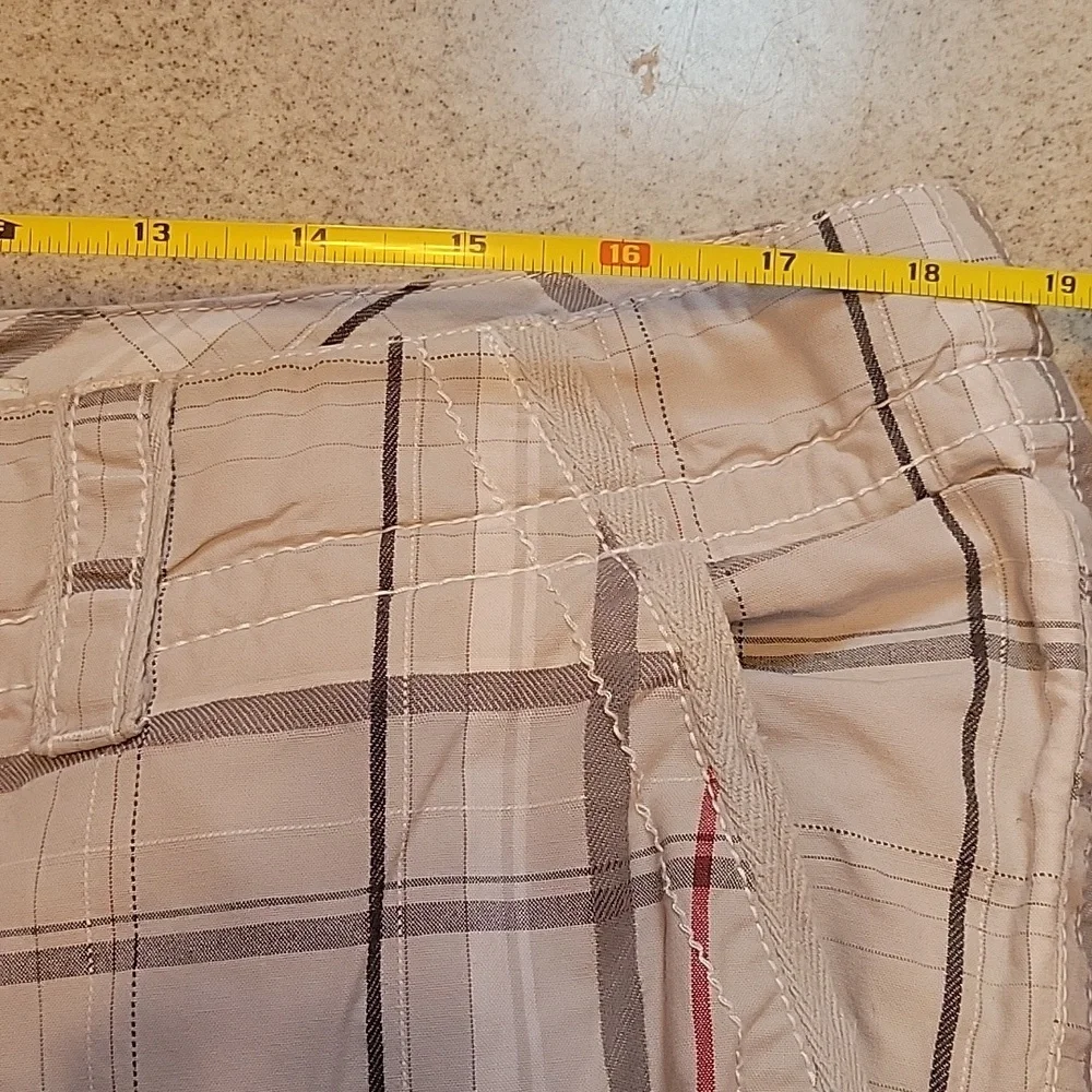 BKE Men's Plaid Cargo Shorts Gray and Red Size 36 - Picture 8 of 8